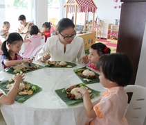 老師與小朋友一起享用印度飯。【攝影者：尤靜蓓】