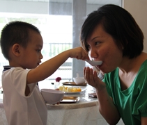 小朋友貼心地餵母親吃湯圓。【攝影者：許懿礽】