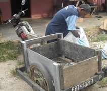 艾威特使用拖拉箱來載回收物。【攝影者：魏嘉妍】