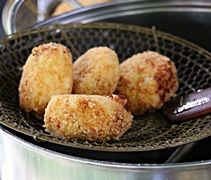 負責製作香薯餅的陳金玉，因嫁入印裔家庭而對印度餐相當了解。她說，香薯餅是印度人的特餐，而且一炸起來時最好吃。【攝影者：沈君興】