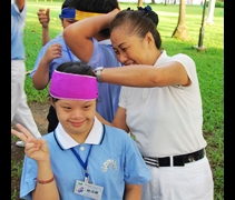 2011年人文學校親子運動會，吳碹鋅為女兒林潔琳綁上隊伍頭巾，準備開始比賽。【攝影者：余康正】