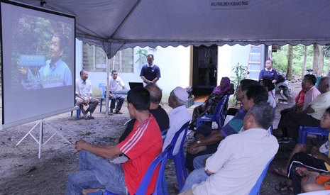 村民們與腎友們一同觀看講述馬來籍腎友沙烈響應和實踐環保的短片：《大馬慈濟情》之〈沙烈．慈濟．緣〉。【攝影者：顏如艷】