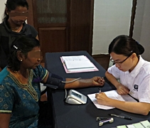 慈濟照顧戶阿索妲（Asotha）正在進行血壓測量。【攝影者：馬耀甄】