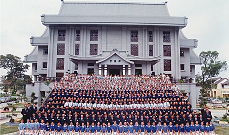 慈濟馬來西亞分會喜慶十週年，全體參與精進共修的師兄姐在靜思堂前合影。【攝影者：黃誠恕】