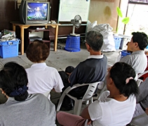 11時45分，邱祥海（濟創）跟著其他環保志工，一起恭聽上人開示。【攝影者：胡慧芬】