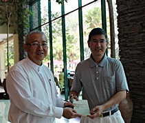 慈濟志工邱武龍（右）代表將《靜思語典藏版》交給葛尼酒店總經理莊福昌先生（左）。【攝影者：翁詩盈】