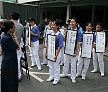 慈青同学把握分秒為《好話一條街》付出一份心力。【攝影者：陳逸寁】