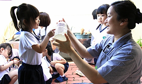2012年，鄧悠樺（右）開始加入大愛媽媽的行列，學習用愛守護幼兒園的孩子們。【攝影者：胡慧芬】