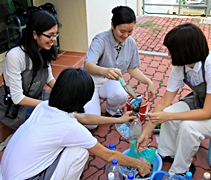 如今， 鄧悠樺（右二）負責栽培大愛媽媽，用心的陪伴，讓彼此間建立難得的法情。【攝影者：胡慧芬】