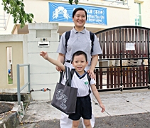 鄧悠樺把孩子送到慈濟幼兒園就讀，也無形中連接回她和慈濟的緣份。【攝影者：胡慧芬】