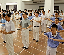 檳城人文學校親子積極彩排手語，於今年尾在韓江體育館演繹兩場《水懺》音樂手語劇。【攝影者：胡慧芬】