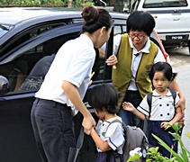 幾乎每天早上，寶金來北海慈濟幼兒園接待小朋友。【攝影者：莊鞳勛】