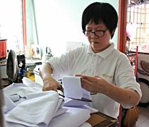 李寶金投入裁縫行業已經30年，如今的寶金善用她的專業，協助慈濟幼兒園修改衣物。【攝影者：莊鞳勛】