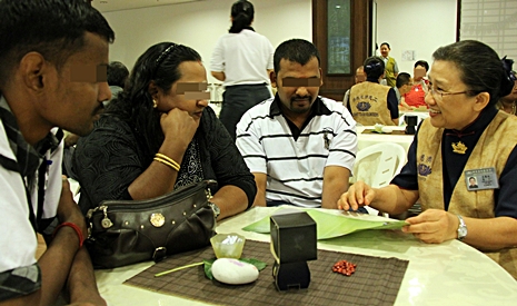 慈濟志工袁麗娟（慈吉）（右一）向印裔腎友及家屬講解百萬會員招生的內容。【攝影者：胡慧芬】