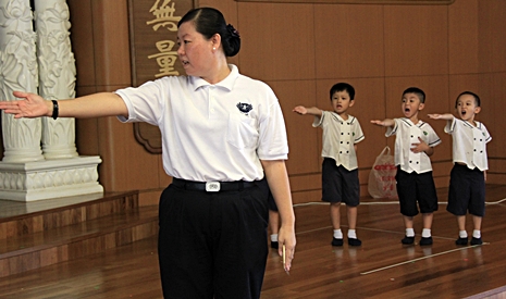 高淵慈濟幼兒園老師陳慧萍用心地一一指導幼兒手語。【攝影者：莊鞳勛】