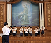 高淵慈濟幼兒園首屆畢業生皆勤練手語不喊累。【攝影者：莊鞳勛】