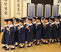 時光飛逝，新山慈濟幼兒園自今成立十週年，舉辦了第九屆的畢業典禮，當天共有十八位六歲班的小朋友戴上方帽。 【攝影者：王秀蘭】