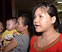 越南籍少婦琳，以簡單的中文表示，菲律賓的災民和我們同樣都是人，覺得應該要幫助同類。【攝影者：柯慧珊】
