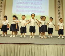 慈濟幼兒園的小朋友為觀眾獻上「愛的希望」手語演出。【攝影者：魏嘉妍】