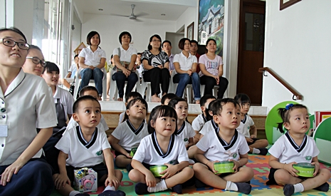 慈濟幼兒園的老師，家長與小朋友一起觀看菲律賓天災的新聞報導。【攝影者：魏嘉妍】