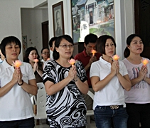 家長們也一起祈禱，為菲律賓獻上祝福。【攝影者：魏嘉妍】