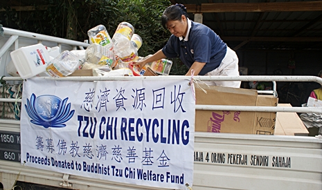 小鎮裡的資源回收，當初是由三位慈濟志工帶頭做起，葉梅花就是其中之一。【攝影者：黃誠恕】