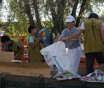 身為小學老師，張秀翎（右三）把學生帶出戶外，親身帶動做給學生看，呈現最好的身教。【攝影者：黃誠恕】