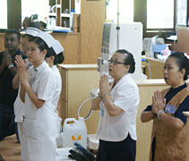 慈濟洗腎中心的護士同仁及維修洗腎機的工程師虔誠祈禱，一起為菲國災民祈福。【攝影者：黃誠恕】