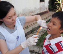 人醫會牙醫戴雪妮親自為袁俊杰小朋友示範及指導正確的刷牙方法。【攝影者：李志旺】