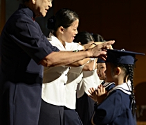 慈濟幼兒園老師為畢業生撥穗，意味著這群小朋友邁向人生另外一個裡程碑。【攝影者：顏文煌】