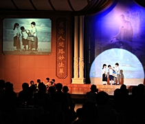 慈濟幼兒園畢業生在台上呈現精彩的默劇。【攝影者：莊鞳勛】