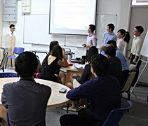 馬來西亞檳城英迪國際學院的學生參考慈濟運作後，做出一份社會營銷的報告。【攝影者：莊鞳勛】