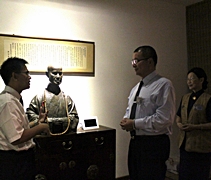 陳秋華（濟輝）（中）在同仁葉濟慇（左）的帶領下參觀證嚴上人的房間。【攝影者：陳瑞芬】