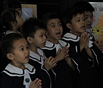高淵慈濟幼兒園幼兒為菲律賓受災鄉親祈禱祝福。【攝影者：莊鞳勛】