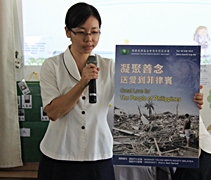 高淵慈濟幼兒園老師許玉鳳帶動孩子募款給菲律賓的受災鄉親。【攝影者：莊鞳勛】