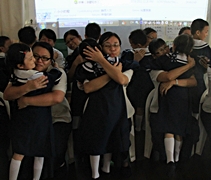 高淵慈濟幼兒園老師給第一批畢業的幼兒深深的擁抱。【攝影者：莊鞳勛】