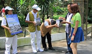 彎下腰、真誠道感恩，慈濟志工和腎友從早上七點就前來植物園，為菲律賓災民募款募心。 【攝影者：莊鞳勛】