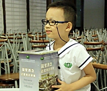 慈濟幼兒園小朋友盛富龍表示，可以幫助菲律賓的災民，他覺得很開心。 【攝影者：胡慧芬】