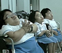 雙手合十，玻璃娃娃郭佩瑩（左一）為菲律賓災民祈禱，獻上祝福。【攝影者：楊蘊美（慈操）】