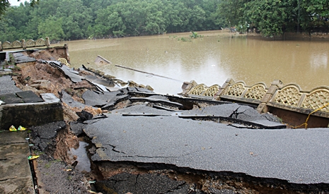 甘馬挽市區河提被洪水沖塌。【攝影者：葉俍輝】