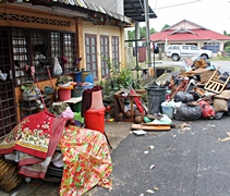 街道上堆滿損毀的家具物品，空氣中充斥著污泥加上木製品，棉被，床褥等腐蝕的味道。【攝影者：葉俍輝】