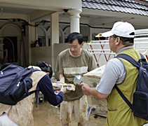 甘馬挽水災災情嚴重，慈濟志工義不容辭，馬上前往災區勘災，並送上食物和飲用水。【攝影者：黃綉英】