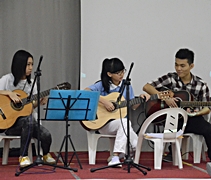慈青同學與吉他學員們聯手為現場大德彈奏悅耳動聽的曲子。【攝影者：陳智強】