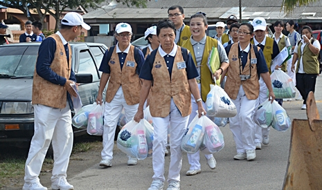 九州十地的慈濟志工前往關丹災區進行賑災活動。 【攝影者：林秀蓮】