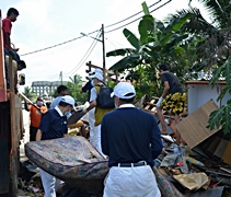慈濟志工深入災區，與當地居民一起投入清掃工作，發揮了分工合作的精神。 【攝影者：林秀蓮】