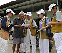 慈濟志工向災民閱讀上人的慰問信，並發放物資和慰問金。 【攝影者：陳愛蘭】