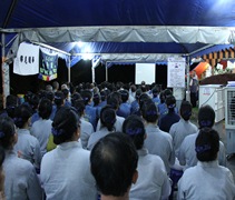 超過一百位慈濟志工與親友出席黃慈愍師姊告別儀式，場面莊嚴。【攝影者：陳韻如】