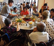 新春的歲末發放，慈濟照顧戶都回到靜思堂與志工一起吃團圓飯。【攝影：林志旺】