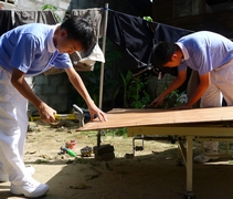 兩位慈少，即弟弟許旻涵（左）及哥哥許禮驛（右）也幫忙除掉木板上的釘子，以便志工們另作他用。【攝影者：顏如艷】