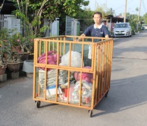 黃麗清師姊從自家推著裝滿回收物的手推車到臨時環保點。【攝影者：陳韻如】